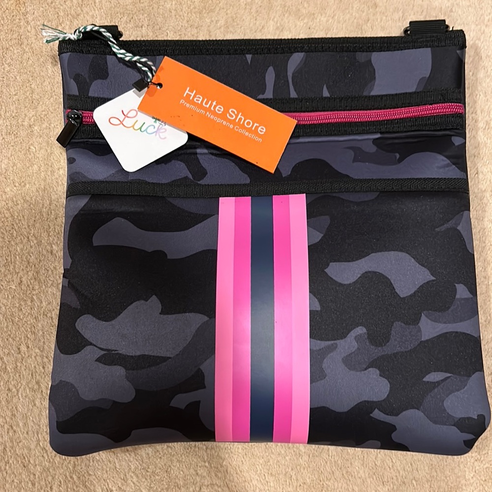 NEW HAUTE SHORE peyton epic crossbody neoprene bag. Epic navy/gray camo w/ pink